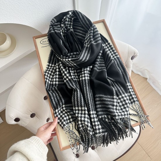 In stock: Vintage autumn and winter British style. Women's luxury plaid, thickened, warm scarf for couples and students, windproof shawl.