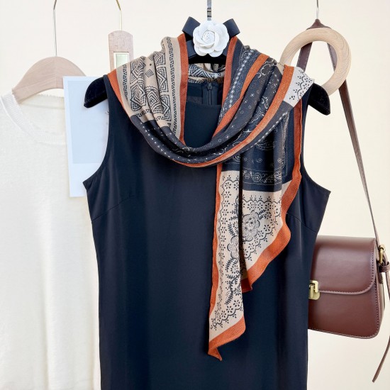 Ethnic retro and niche print, elegant thin silk scarf for women, luxurious Korean-style spring and summer fashionable long oblique scarf.