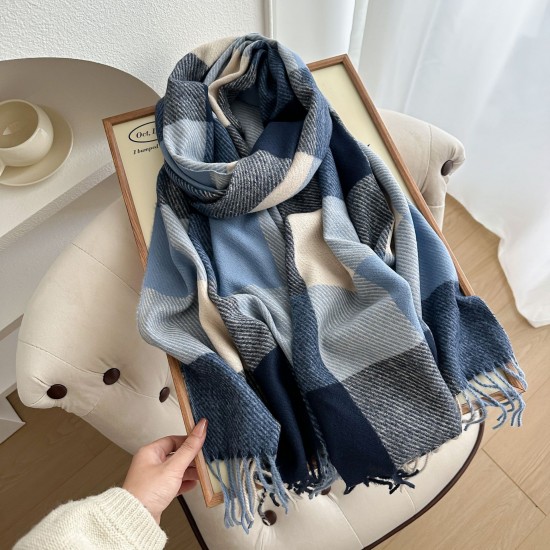 A classic square-shaped, premium-feeling shawl, soft and skin-friendly, with a tasseled plaid scarf, perfect for couples, and student-style wholesale.