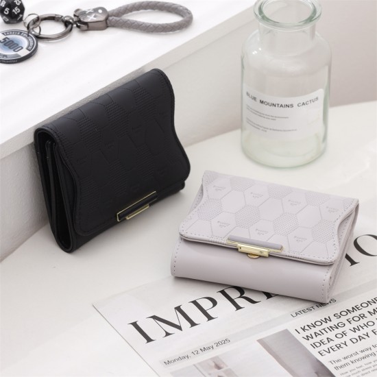 2025 new women's short wallet, Japanese and Korean style, small, fresh, folding, zippered, multifunctional student coin purse, in stock.