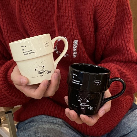 Niche creative cartoon astronaut puppy mug, stylish black and white couple water cup and coffee cup gift.