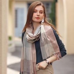 Scarf wholesaler: plaid contrasting color faux cashmere scarf, comfortable, fresh, and sweet, available at street vendors.