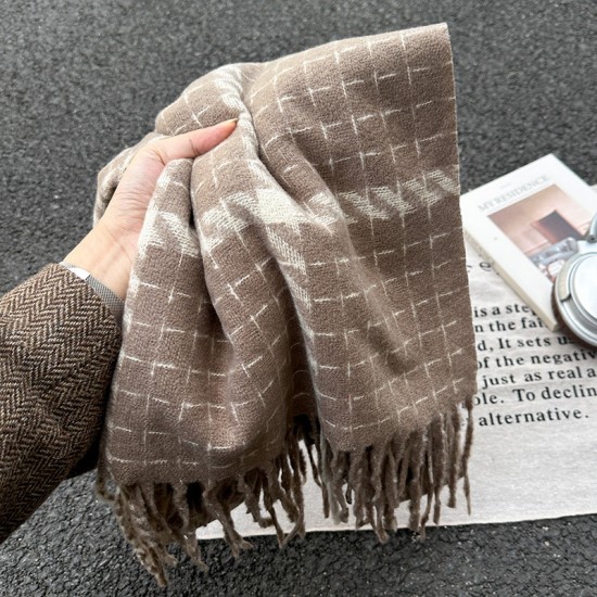 A new cross-border thickened plaid scarf for autumn and winter, soft and whitening, and a faux cashmere scarf with tassels, ready for wholesale.