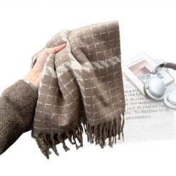 A new cross-border thickened plaid scarf for autumn and winter, soft and whitening, and a faux cashmere scarf with tassels, ready for wholesale.
