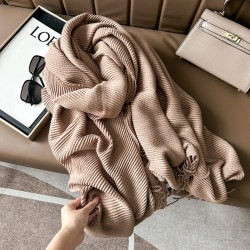 2025 new winter Maillard women's scarf, luxurious Korean-style, wrinkled, solid-color faux cashmere, casual shawl for women.