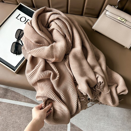 2025 new winter Maillard women's scarf, luxurious Korean-style, wrinkled, solid-color faux cashmere, casual shawl for women.