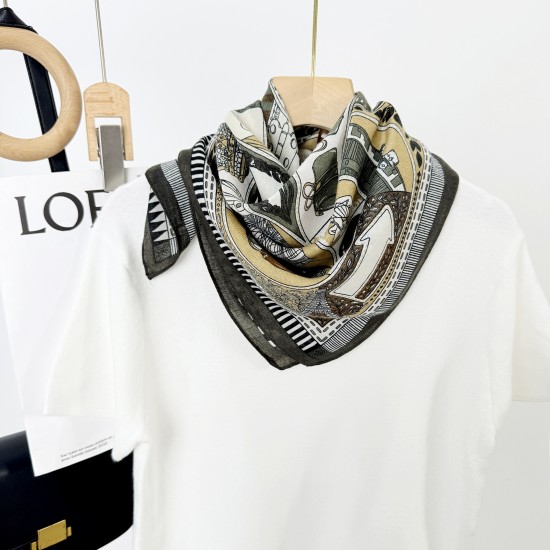 Fashionable retro European and American cross-border design printed square scarf, a new arrival, a stylish women's elegant square scarf wholesale
