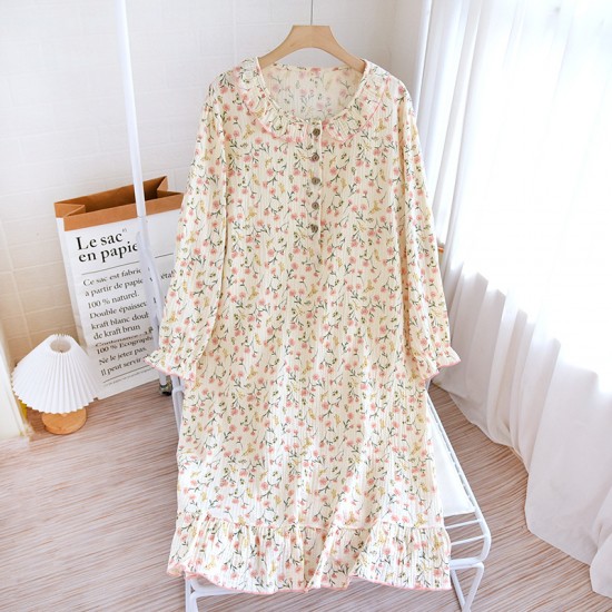 Women's flannel nightgown, thickened and warm for autumn and winter, with a fleece hood and a cute solid-color coral fleece bathrobe. Women's flannel nightgown, thickened and warm for autumn and winter, with a fleece hood and a cute solid-color coral fleece bathrobe.