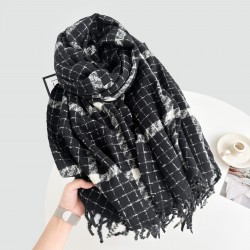 A new cross-border thickened plaid scarf for autumn and winter, soft and whitening, and a faux cashmere scarf with tassels, ready for wholesale.