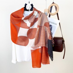 Fashionable and stylish women's shawls stylish and elegant European and American cross-border high-quality geometric print silk scarves. Fashionable and stylish women's shawls stylish and elegant European and American cross-border high-quality geometric print silk scarves.