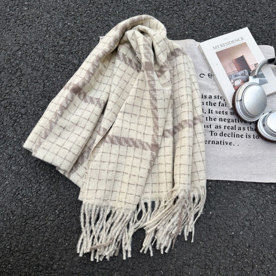A new cross-border thickened plaid scarf for autumn and winter, soft and whitening, and a faux cashmere scarf with tassels, ready for wholesale.