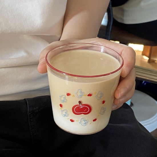 Homemade vintage Instagram high-stem glass, retro French romantic dessert cup, niche minimalist milk cup, heat-resistant. Homemade vintage Instagram high-stem glass, retro French romantic dessert cup, niche minimalist milk cup, heat-resistant.