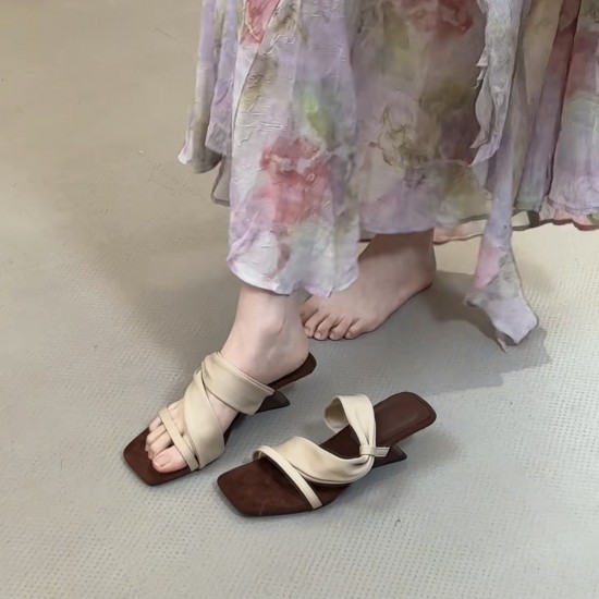 French apricot pointed high heels, closed-toe sandals, fairy-like, 2025 Spring/Summer elegant, ladylike black slippers. French apricot pointed high heels, closed-toe sandals, fairy-like, 2025 Spring/Summer elegant, ladylike black slippers.