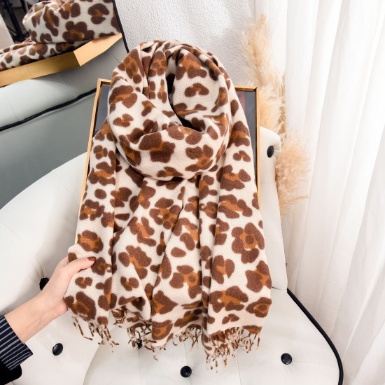 European and American classic retro style, a high-end leopard print scarf for women, a fashionable and elegant fall/winter warm faux cashmere tassel shawl.