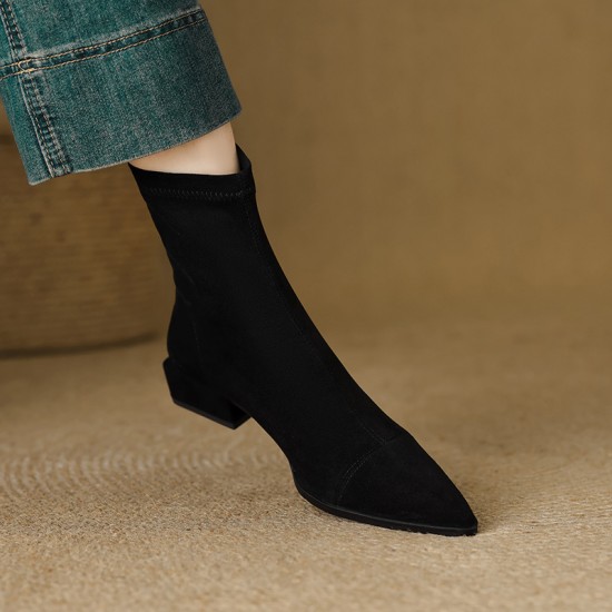 Niche flat flip-flops for women, outdoor wear, 2025 new summer fashionable Roman sandals, slip-ons, beach shoes.