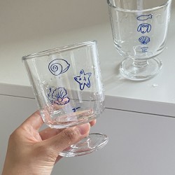 Homemade vintage Instagram seashell-trimmed stemware, French romantic dessert cup, niche minimalist milk cup; niche homemade red apple coffee cup, simple hand-painted ceramic flip-top mug, couple's gift (350ml); homemade Instagram heartwarming cartoon red