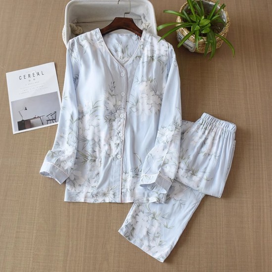 Women's spring and summer thin, long-sleeved, bra-free, rayon silk loungewear set with bra pads. Women's spring and summer thin, long-sleeved, bra-free, rayon silk loungewear set with bra pads.