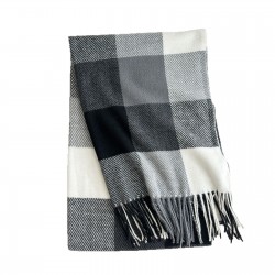 A classic square-shaped, premium-feeling shawl, soft and skin-friendly, with a tasseled plaid scarf, perfect for couples, and student-style wholesale.