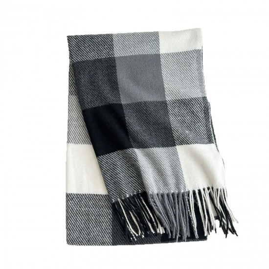 A classic square-shaped, premium-feeling shawl, soft and skin-friendly, with a tasseled plaid scarf, perfect for couples, and student-style wholesale.