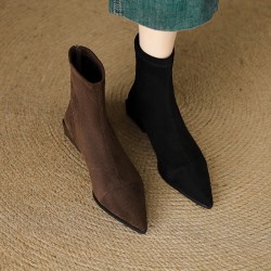 Niche flat flip-flops for women, outdoor wear, 2025 new summer fashionable Roman sandals, slip-ons, beach shoes.