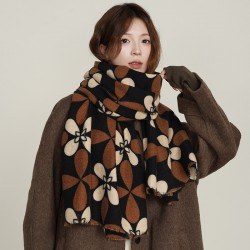 2025 new imitation cashmere, retro British tassel four-leaf clover scarf, fashionable autumn and winter thickened warm scarf for women.