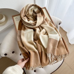 A classic square-shaped, premium-feeling shawl, soft and skin-friendly, with a tasseled plaid scarf, perfect for couples, and student-style wholesale.